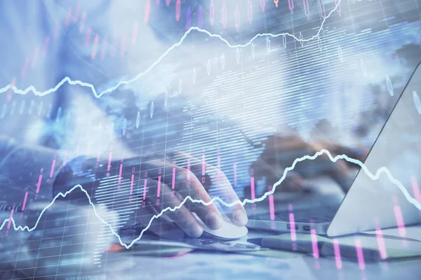 Doble exposición del gráfico de divisas con el hombre que trabaja en la computadora en el fondo. Concepto de análisis de mercado . —  Fotos de Stock