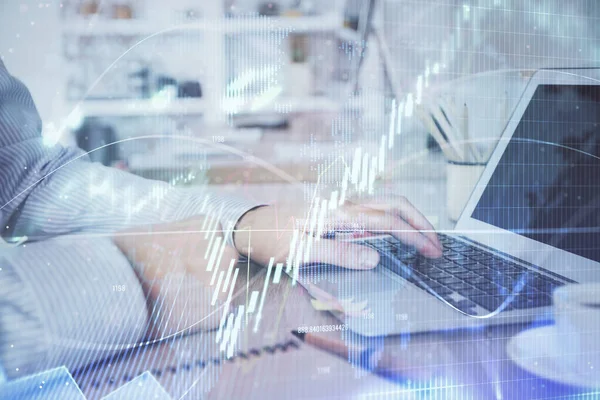 Мультиэкспозиция графика фондового рынка с человеком, работающим на компьютере на заднем плане. Концепция финансового анализа . — стоковое фото