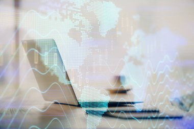 Grafik ve finansal bilgilere ve bilgisayar geçmişi olan çalışma alanına çoklu maruz kalma. Uluslararası çevrimiçi ticaret kavramı.