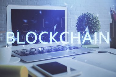 Engelleme zincirine ve kripto ekonomi temalı holograma ve bilgisayar arkaplanlı masaya çoklu maruz kalma. Bitcoin kripto para kavramı.