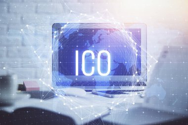 Engelleme zincirine ve kripto ekonomi temalı holograma ve bilgisayar arkaplanlı masaya çoklu maruz kalma. Bitcoin kripto para kavramı.
