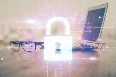 Bilgisayar ve ikon hologramı ile masaüstüne çift pozlama. Veri güvenliği kavramı.