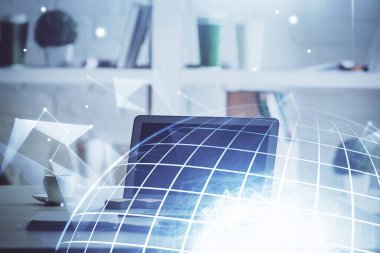 Bilgisayarlı ve dünya haritalı hologramlı çok katlı bir tablo. Uluslararası veri ağı kavramı.
