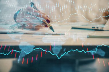 Forex grafik hologramı ile not lar yapan kadın ellerinin çift pozlama. Kavram teknik analizi.
