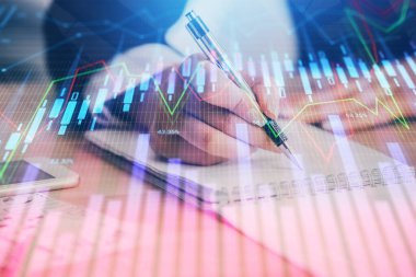 Bir kadın eller Not defteri hisse senedi piyasası hakkında bilgi yazma. Ön Forex grafik hologramlar. Araştırma kavramı. Çoklu pozlama