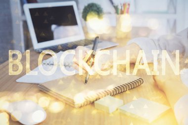 Kripto para birimi hologramı, notlar alan ellerin üzerinde arka plan. Blockchain kavramı. Çoklu pozlama