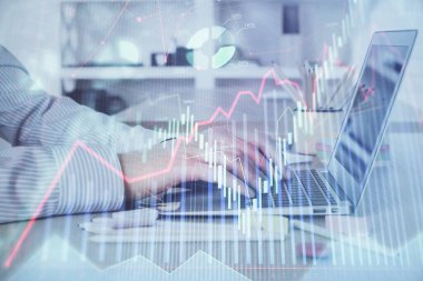 Arka planda dizüstü bilgisayar üzerinde çalışan adam ile borsa grafiği çift pozlama. Finansal analiz kavramı.