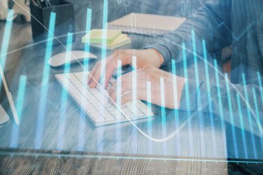 Arka planda ofiste bilgisayarda işadamı yazarak stok grafiği. Analiz kavramı. Çift Pozlama.