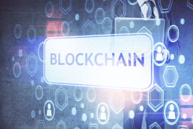 Kripto para tema hologramı arka planda bilgisayar üzerinde çalışan işadamı ile. Blockchain kavramı. Çift pozlama.