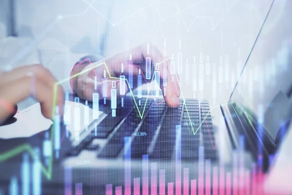 Doppelbelichtung des Marktdiagramms mit einem Mann, der am Computer im Hintergrund arbeitet. Konzept der Finanzanalyse. — Stockfoto