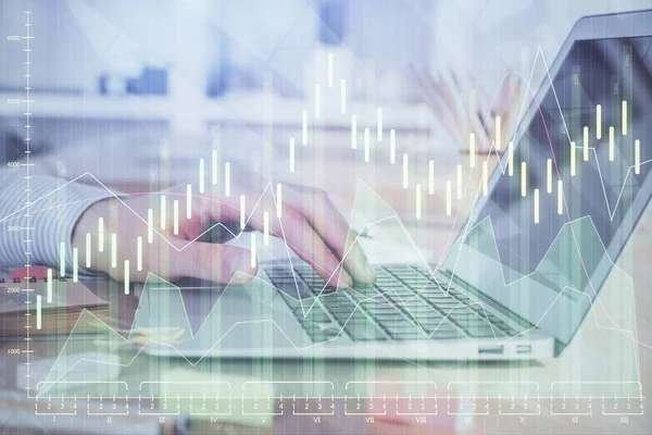 Dubbel exponering av börsdiagram med man som arbetar på laptop på bakgrunden. Begreppet finansiell analys. — Stockfoto