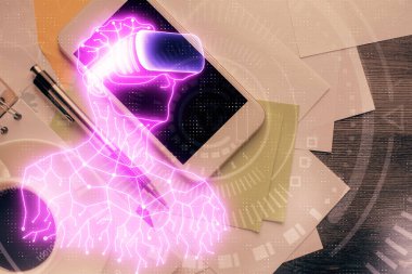 AR gözlüklü adamı telefonla çizerken çift pozlama. Üst Manzara. VR kavramı.