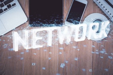 Çalışma masasının üzerine teknoloji teması çizimi çifte pozlama. Üst Manzara. Küresel veri analiz kavramı.