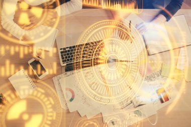 Bilgisayar ve teknoloji temalı hologram çizimlerinde çalışan kadın elleri çift pozlama. Üst Manzara. Teknoloji konsepti.