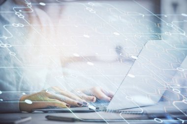 Bilgisayar ve veri temalı hologram çizimleri üzerinde çalışan kadın ellerine çok fazla maruz kalma. Teknoloji kavramı.