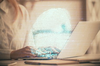 Bilgisayarda yazı yazan ve parmak izi çizimi yapan bir kadının ellerine iki kez maruz kalmış. Güvenlik kavramı.