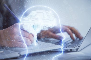 Bilgisayar ve insan beyin hologramı çizimleri üzerinde çalışan kadın ellerine çok maruz kaldı. Ai teknoloji konsepti.