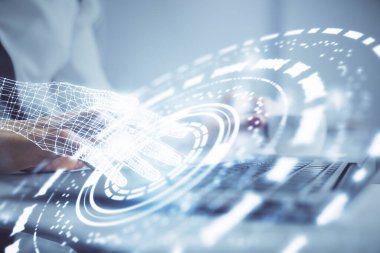 Bilgisayar ve veri temalı hologram çizimleri üzerinde çalışan kadın ellerine çok fazla maruz kalma. Teknoloji kavramı.