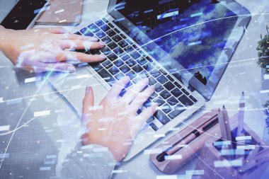 Bilgisayar ve veri temalı hologram çizimlerinde çalışan kadın elleri çift pozlama. Teknoloji kavramı.