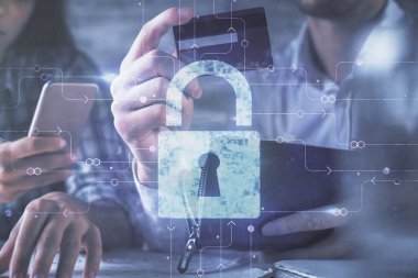 Kredi kartı tutan ve temalı hologram çizimlerini kilitleyen kadın ve erkeğin online alışverişine iki kez maruz kalıyorlar. E-ticaret güvencesi çevrimiçi ücret konsepti.