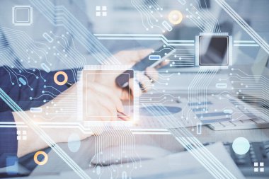 Erkeklerin el ele tutuşup dijital bir cihaz ve veri temalı hologram çizimi kullanırken çift pozlama. Teknoloji konsepti.