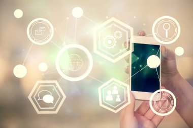 Sosyal ağda çifte pozlama hologram ve cep telefonu kullanan bir kadın..