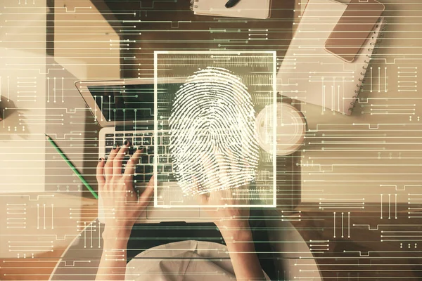 Διπλή έκθεση των χεριών των γυναικών που εργάζονται στον υπολογιστή και το ολόγραμμα δακτυλικών αποτυπωμάτων. Στο Top View. Έννοια ψηφιακής ασφάλειας. — Φωτογραφία Αρχείου