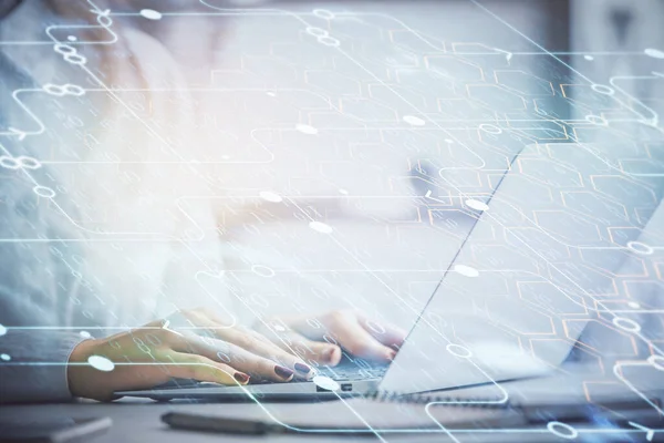 Multi exposición de las manos de la mujer que trabajan en el dibujo del holograma del tema de la computadora y de datos. Concepto técnico. — Foto de Stock