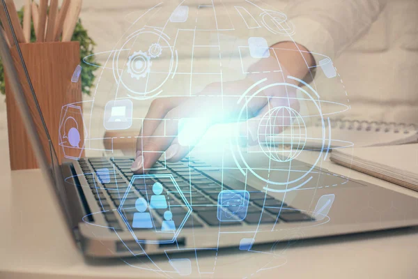 Kadın elinin bilgisayar ve sosyal ağ temalı hologram çizimlerinde çifte pozlama. Halk medyası kavramı. — Stok fotoğraf