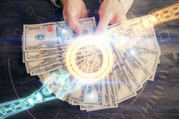 Multi exposição do holograma do desenho do tema do blockchain e contas dos dólares dos EUA e mãos do homem. Conceito de negócio. — Fotografia de Stock