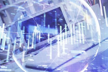 İş teması simgelerinin çifte pozlandırılması ve bilgisayar geçmişi olan çalışma alanı. Başarı kavramı.