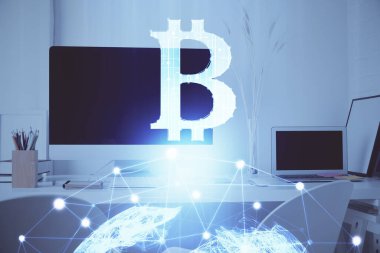 Engelleme zincirine ve kripto ekonomi temalı holograma ve bilgisayar arkaplanlı masaya çoklu maruz kalma. Bitcoin kripto para kavramı.