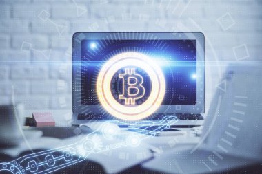 Engelleme zincirine ve kripto ekonomi temalı holograma ve bilgisayar arkaplanlı masaya çoklu maruz kalma. Bitcoin kripto para kavramı.