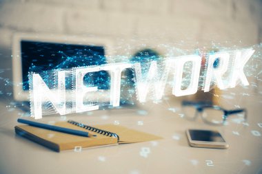 Masaüstü bilgisayarı ve teknoloji temalı holograma çift pozlama. Yazılım geliştirme kavramı.