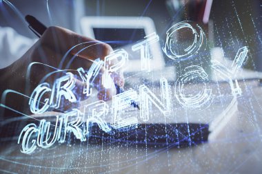 Kripto para birimi hologramı, Bitcoin, ellerin üstünde ico teması not tutuyor. Engelleme zinciri kavramı. Çoklu pozlama