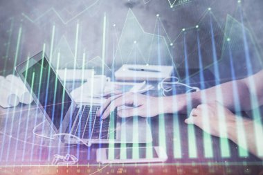 Arka planda bilgisayarla çalışan bir adamla iki kez ön x çizelgesine maruz kaldık. Pazar analizi kavramı.