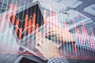 Arka planda bilgisayarda çalışan bir adamla ön x grafiğine iki kez maruz kalıyoruz. Pazar analizi kavramı.