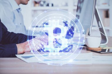 Kripto para tema hologramı arka planda bilgisayar üzerinde çalışan işadamı ile. Blockchain kavramı. Çift pozlama.