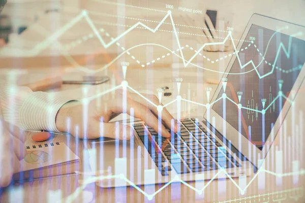 Dubbel exponering av börsdiagram med man som arbetar på laptop på bakgrunden. Begreppet finansiell analys. — Stockfoto