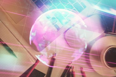 Teknoloji hologramı masaüstü arka planında bilgisayarın üzerine çiziyor. Üst Manzara. Çifte maruziyet. Teknoloji kavramı.