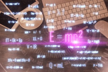 Formülün telefon ile masanın üzerine çizilmesinin iki katı. Üst Manzara. Eğitim kavramı.