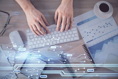 Erkeklerin ellerinin bilgisayar klavyesini ve veri temalı hologram çizimlerini yazarken çift pozlama. Üst Manzara. Teknoloji konsepti.