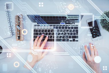 Bilgisayar ve veri temalı hologram çizimlerinde çalışan kadın elleri çift pozlama. Üst Manzara. Teknoloji konsepti.