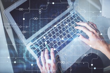 Bilgisayar ve veri temalı hologram çizimlerinde çalışan kadın elleri çift pozlama. Üst Manzara. Teknoloji konsepti.