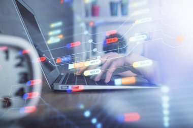 Bilgisayar ve veri temalı hologram çizimlerinde çalışan kadın elleri çift pozlama. Teknoloji kavramı.