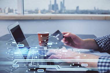 Elinde kredi kartı ve veri teması çizimi olan bir adamın ellerine iki kez maruz kalmış. E-ticaret ve teknoloji kavramı.