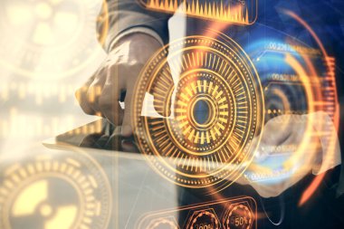 Erkeklerin el ele tutuşup dijital bir cihaz ve teknik temalı hologram çizimi kullanırken çift pozlama. Teknoloji konsepti.