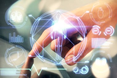 Erkeklerin el ele tutuşmalarının ve telefon ve eğitim teması çizimlerinin çifte pozu.