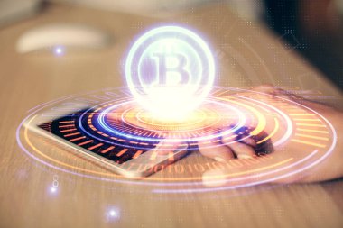 Hologram ve cep telefonu kullanan bir kadın tarafından iki kez görüntülenir..