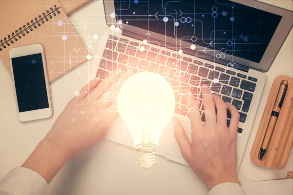 Doppelbelichtung von Frauenhänden, die an Computer- und Glühbirnen-Hologrammen arbeiten. Draufsicht. Ideenkonzept. — Stockfoto